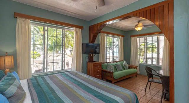 Люкс с видом на бассейн Blue Tang Inn - Beachfront Suites and Pool