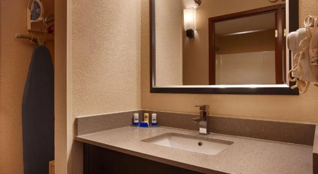 Номер Standard Days Inn by Wyndham Indiana Benjamin Franklin Highway