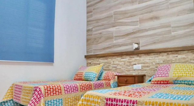 Bungalow la Roa III con piscina comunitaria y privada, Забронировать Отель Отели Конил-де-ла-Фронтера с парковкой, рядом с Пляж Фуэнте-дель-Галло, Парковка