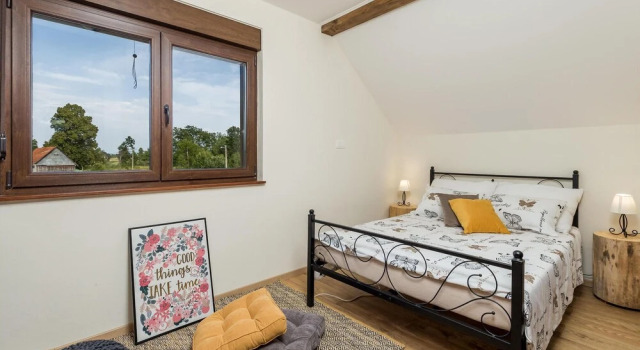 Beautiful Home in Gospic With 2 Bedrooms, Wifi and Outdoor Swimming Pool, Book Hotel Hoteller i Smiljan med parkering, Parkering