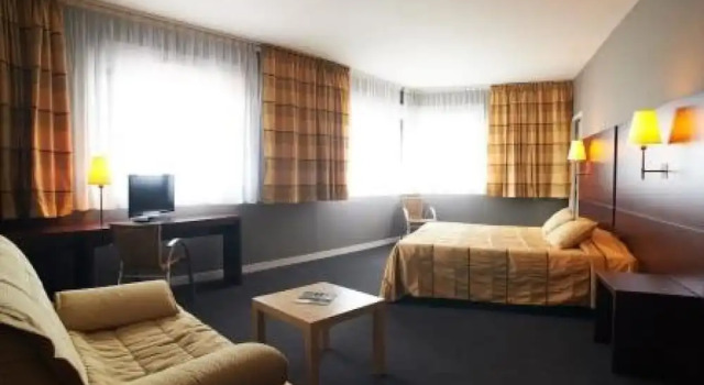 Четырёхместный номер Standard Hotel De Loire et Restaurant Les Bateliers