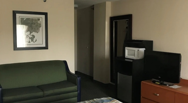 Двухместный люкс Capital Plaza Hotel - Undergoing Renovations