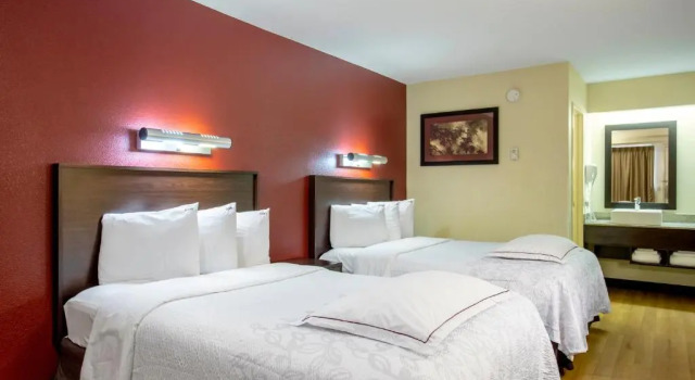 Четырёхместный номер Premium Red Roof Inn PLUS+ Statesville