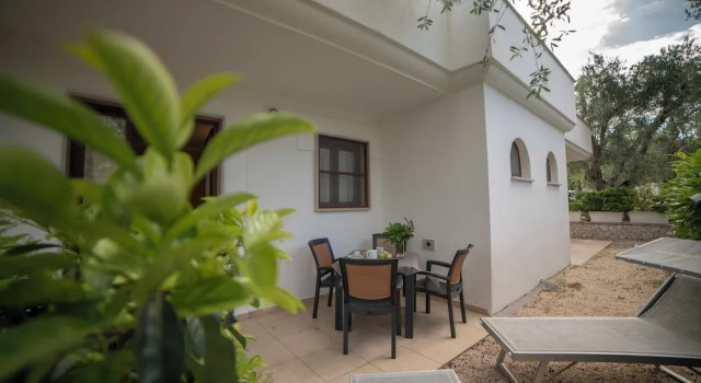 Коттедж c 1 комнатой с балконом и с видом на сад Apartment ulivo with pool and private beach