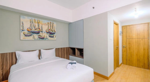 Comfortable Pool View Studio Room at LRT City Jatibening Apartment