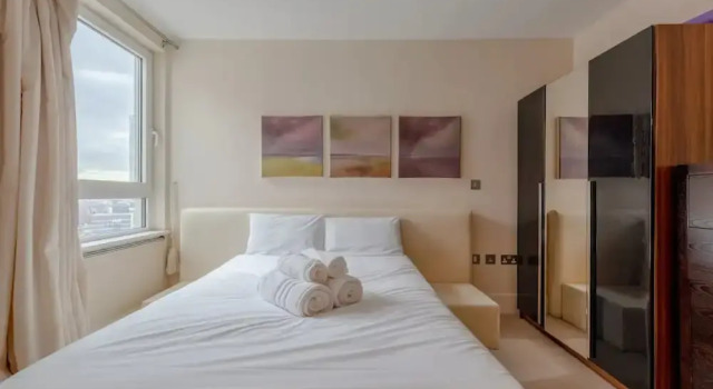 Gorgeous 3 Bedroom Flat in Vauxhall With City Views