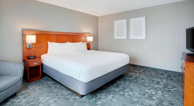 Двухместный люкс с балконом Courtyard by Marriott Savannah Midtown