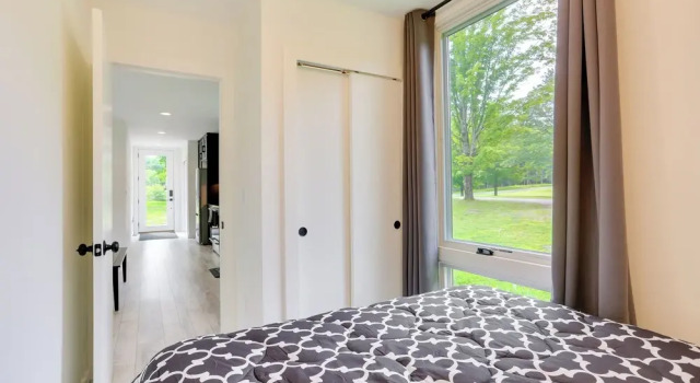Коттедж с 3 комнатами Lakefront Catskills Container Home: Private Lake