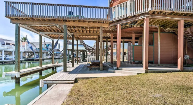1 Mi to Sea Isle Beach: Canal-front Gem w/ Dock!, Book Feriehus Galveston Houston
