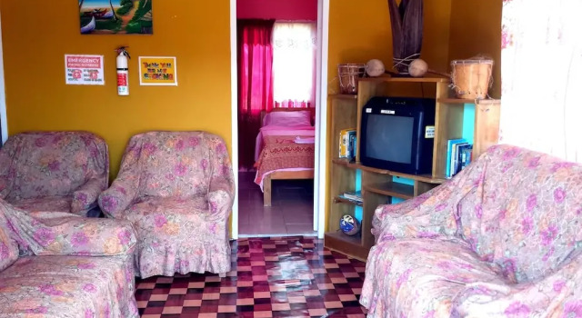 Belize Cultural Adventure Guesthouse, Book Hotel Hoteller i Belmopan med parkering, Parkering
