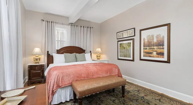 City Park Charm - Vintage Home w/ Modern Comforts, Rezerwuj Dom wakacyjny Hotele w Fort Collins z parkingiem, Parking