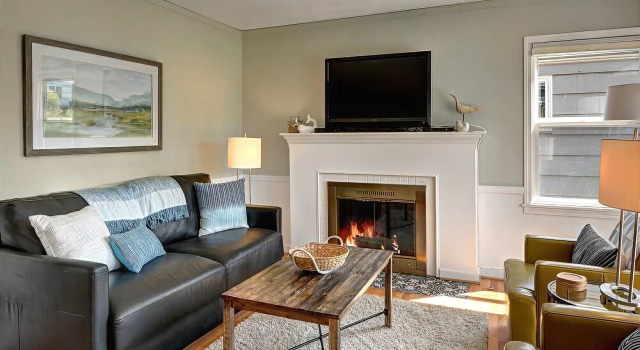 Alki Beach House - Three Bedroom Home with Fireplace