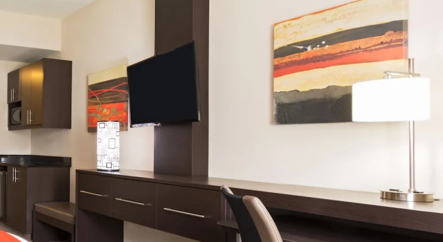 Четырёхместный номер Standard с балконом и с видом на бассейн Holiday Inn Express & Suites Naples Downtown - 5th Avenue by IHG