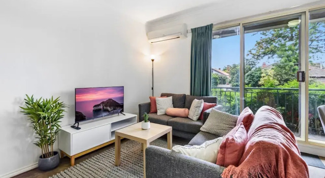 Апартаменты Chic 2-bed Apartment Near Albert Park