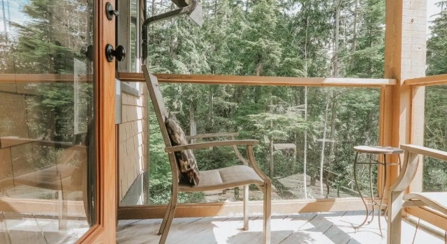 Cobble Wood and Bird Sanctuary Guest Houses, Book Hotel Tofino 
