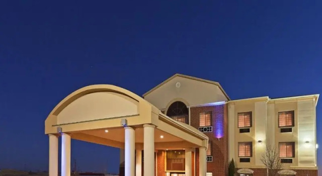 Четырёхместный номер Standard Holiday Inn Express & Suites Plainview by IHG