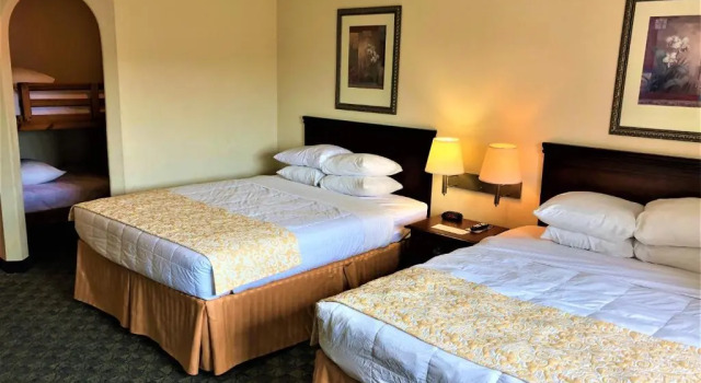 Четырёхместный номер Standard The Branson Waterpark Hotel