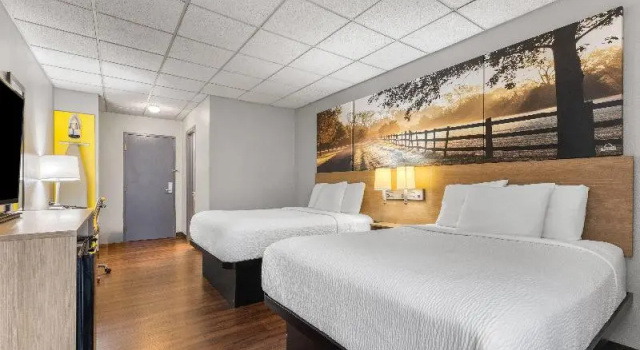Четырёхместный номер Deluxe Days Inn by Wyndham Madisonville