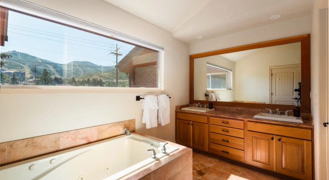 Charming Rustic Mountain Escape w/ Hot Tub & Table Tennis! ❤ by AvantStay, Забронировать Отель Парк-Сити Deer Valley - The Canyons, рядом с Фроствуд-Гондола