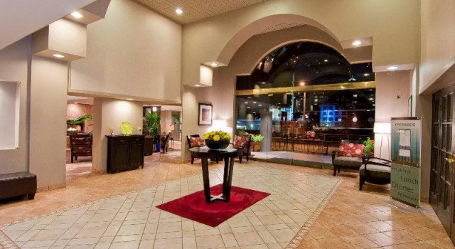Quality Hotel Downtown-Inn at False Creek, Забронировать Отель Отели Ванкувера с парковкой, рядом с Торговый центр Остров Гранвиль, Парковка