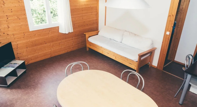 Wooden Chalet With Covered Terrace, on the Edge of a Lake, Rezerwuj Chalet Wille w Correze, Willa