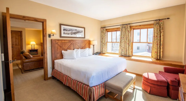 Spacious 3 Bedroom Condo with Balcony in Mountaineer Square 3 Condo - No Cleaning Fee! by RedAwning, Book Lejlighed Hoteller i Crested Butte Mountain med parkering, Parkering