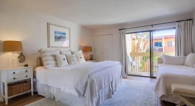 Coastal Chic Furnishings Condo Steps to Beach SBTC 128 by RedAwning, Book Feriehus Solana Beach Californien