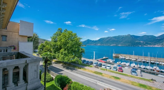 Семейные апартаменты с балконом и с видом на озеро Residenza Oleandro Lake View Luino Center