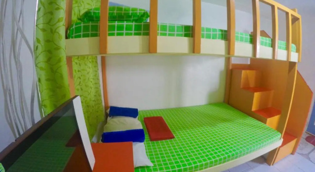 Кровать в общем номере The BIGGIES Inn