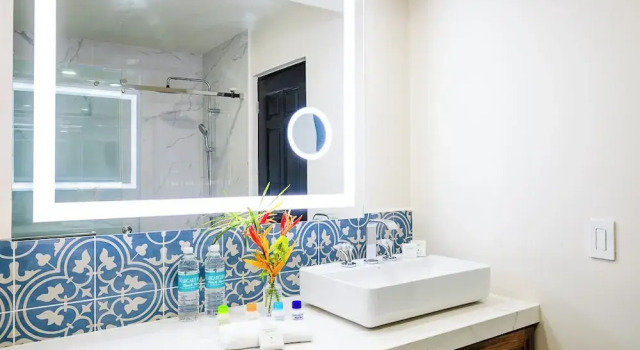 Двухместный номер Standard с балконом и с видом на бассейн Margaritaville Beach Resort Playa Flamingo