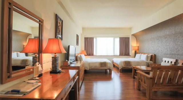 Четырёхместный номер Deluxe Yentai Hotel