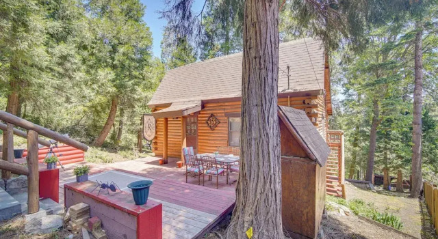 Коттедж Crestline Area Vacation Rental Cabin w/ Decks!