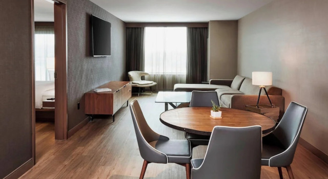 Люкс c 1 комнатой с балконом и с видом на реку AC Hotel by Marriott Cincinnati at The Banks