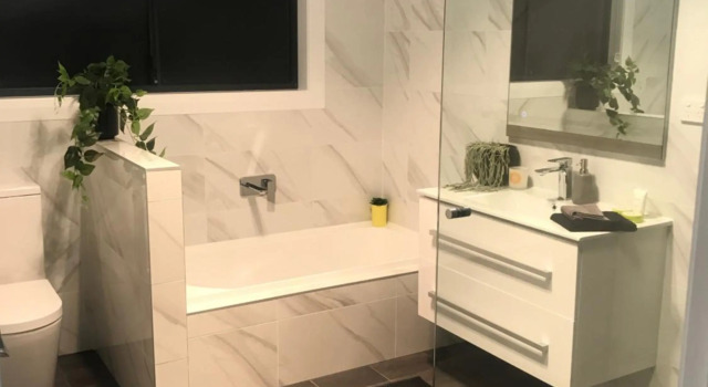 Luxury 2br home with King, 5 star private & close, Réserver Hôtel Bathurst 