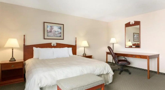 Номер Standard Days Inn & Suites by Wyndham Winkler
