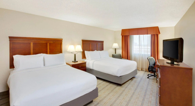 Четырёхместный номер Standard Holiday Inn Express Dallas Market Center by IHG