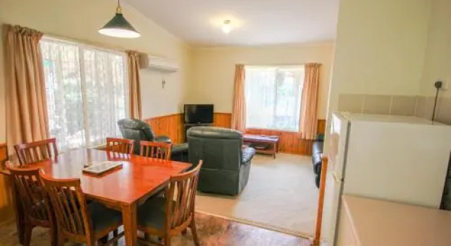 Silver Birches Holiday Village - Unit 10, Book Apartment Bright 