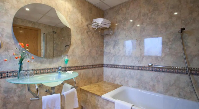 Полулюкс Hotel Galaico