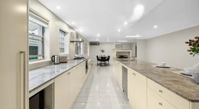 Modern 3-bed With Pool & Water Views by Beach, Забронировать Апартаменты/квартира Отели Sydney Region с бассейном, Бассейн