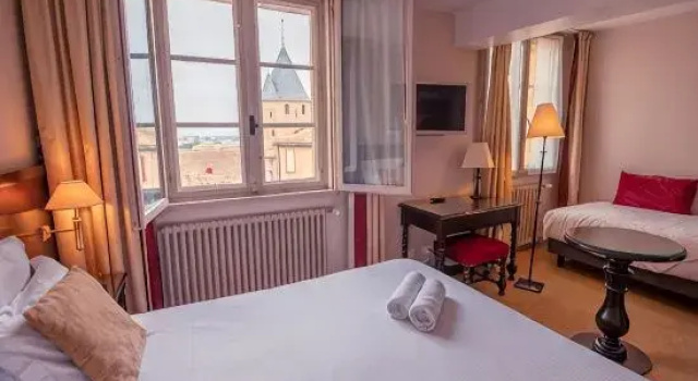 Трёхместный номер Standard Hôtel Le Donjon - Cœur de La Cité Médiévale