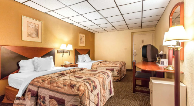 Четырёхместный номер Standard Rodeway Inn Sandusky North
