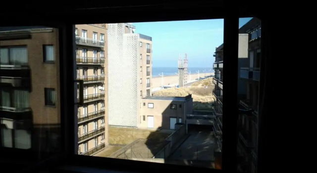 Апартаменты Zonnig Appartement met Zeezicht
