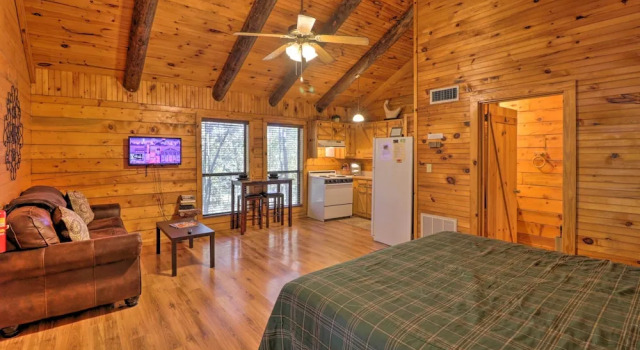 Peaceful Cabin w/ Hot Tub - Near Broken Bow Lake!