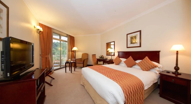 Номер Superior с видом на бассейн Lake Kivu Serena Hotel