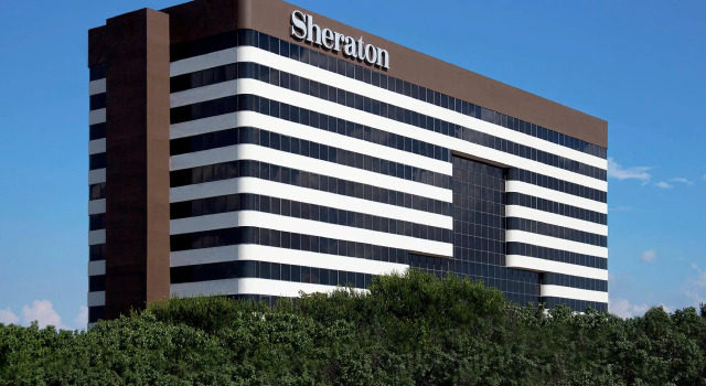 Кровать в общем номере Sheraton DFW Airport Hotel