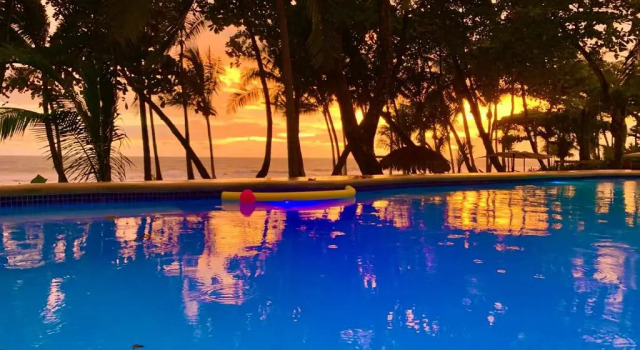 Четырёхместный номер Standard с балконом и с красивым видом из окна Hotel Beachfront Vista Hermosa