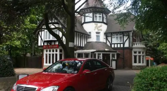 Pines Hotel Luton Airport, Забронировать Отель Лутон Бедфордшир, рядом с Luton Town Football Club