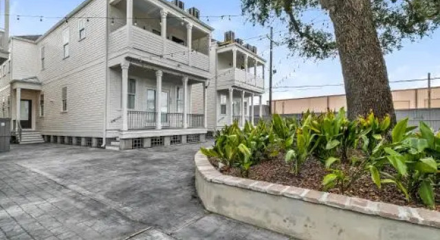 Charming 2BR on Carondelet by Hosteeva