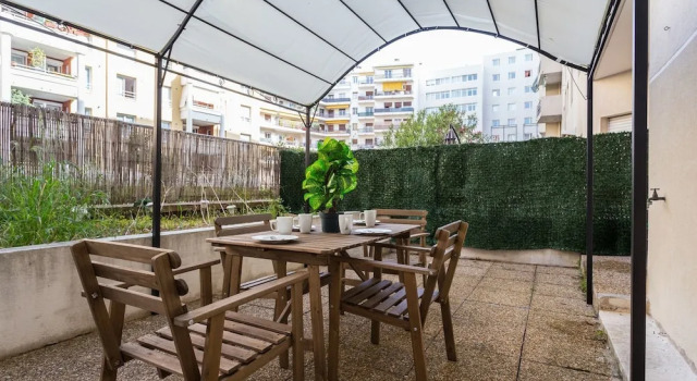 The Sunny Patio 1-BR -Terrace Beach, Забронировать Апартаменты/квартира Fabron Ницца, рядом с Пляж Фаброн