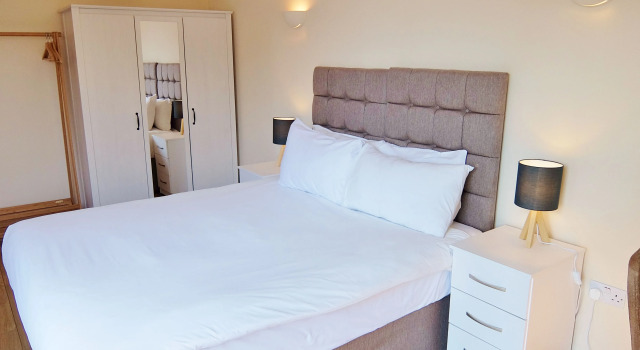 Hampton Court Palace View by Vantage Apartments